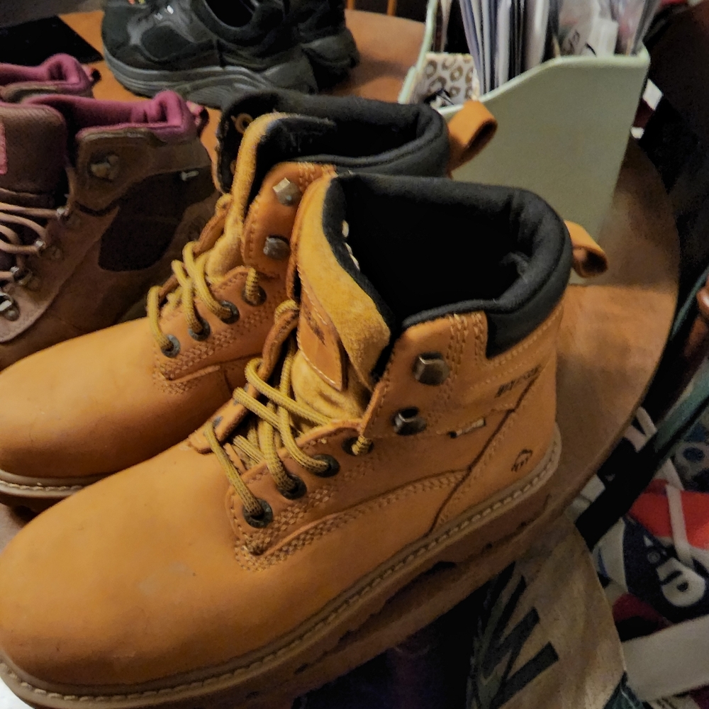 Men boots size 8 like new